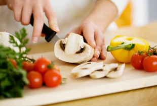 Entering the Great Culinary Debate: Wood cutting boards vs Plastic Cutting Boards